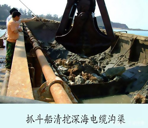 抓斗船深海域清挖電纜溝槽技術人員親臨現場輔導清挖作業